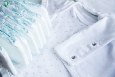 Bebek tek kullanımlık çocuk bezi turkuaz arka plan ağaç, bebek bakım için öğeleri için aksesuar seti. Bez Bebek bezi, bir Bebek Bakımı üst yatıyordu. güvenli bebek kulak sopa