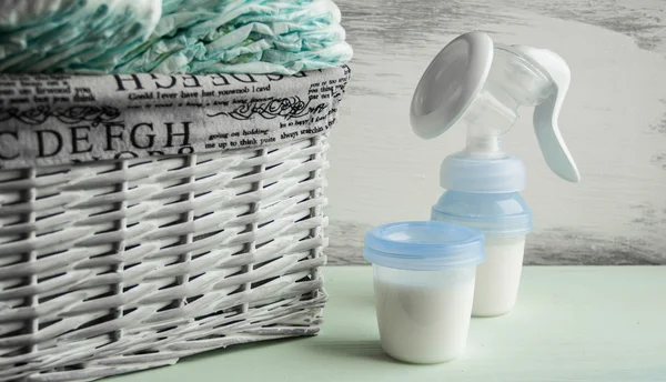 手動および自動の乳房ポンプ ミルクと哺乳瓶の背景 母親の母乳は新生児の使い捨ておむつのほとんどの健康食品です — ストック写真