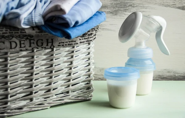 手動および自動の乳房ポンプ ミルクと哺乳瓶の背景 母親の母乳は新生児の赤ちゃんのためのほとんどの健康食品です — ストック写真