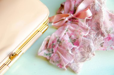 Seksi iç çamaşırı ve ahşap arka plan üzerinde bir çanta. Seksi dantel iç çamaşırı. kadınların cinsel yaşam kavramı, gündelik ilişkiler, bir erkek ile ilişki. güvenli seks metresi olmak, yukarıdan görünümü