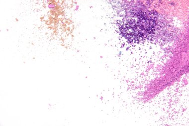 Göz farı kozmetik toz kopya alanı dağınık. Beyaz arka plan üzerinde izole çeşitli kümesi. Moda ve güzellik endüstri kavramı. Metin, doku mineral makyaj için soyut, yer