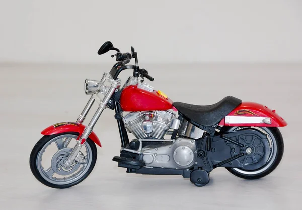 Stary motocykl plastikowy model reprezentują koncepcja toy plastikowy model związanych z pomysłem. zabawki dla chłopców, pojęcie o podróżowaniu motocyklem, bezpieczeństwa na drogach, posuwa się naprzód, wolność — Zdjęcie stockowe