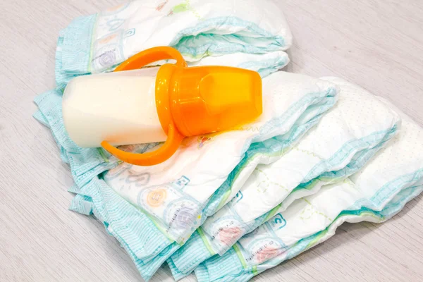 Accessoire set voor Baby wegwerpluiers op grijze achtergrond boom, artikelen voor babyverzorging. Lag luier luier, de ouder van een baby verzorgen. veilig baby oor sticks, moedermelk in de fles, — Stockfoto