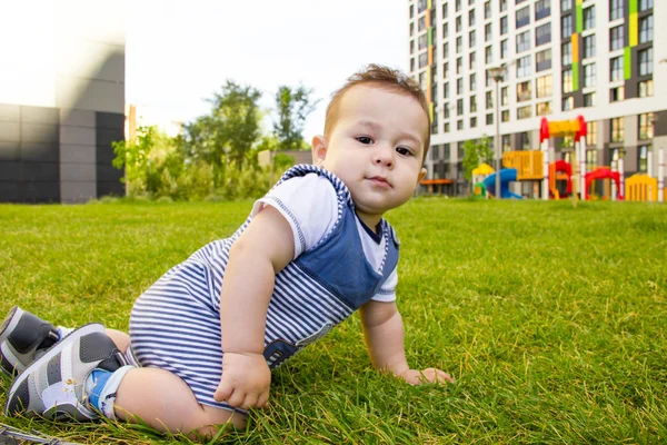 Маленька дитина вчиться повзати по траві сонячний літній день. концепція розвитку дітей за місяцями. щаслива дитина грає на майданчику — стокове фото