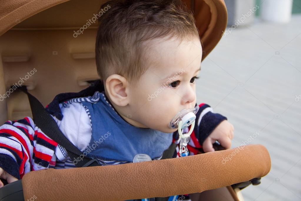 vêtements de garçon mignon petit bébé assis dans une voiture en