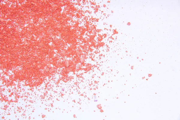 Sombra de ojos Polvo cosmético dispersa espacio de copia. varios conjunto aislado sobre fondo blanco. El concepto de la industria de la moda y la belleza. Resumen de la textura de maquillaje mineral. color naranja brillante —  Fotos de Stock