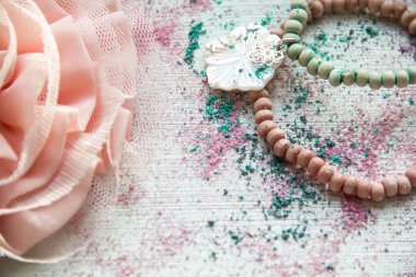 Kompozisyon kadının aksesuar ahşap masa arka plan üstten görünüm, boşaltmak için slogan veya metin iletisi düz yatırın.