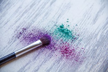 Ahşap arka planda dekoratif kozmetik seti