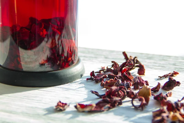 Tazas de té rojo granate en mesa de madera vieja — Foto de Stock