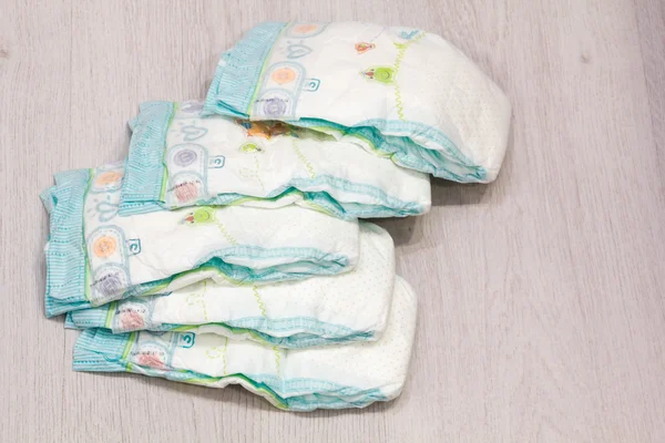 Accessoire set voor Baby wegwerpluiers op grijze achtergrond boom, artikelen voor babyverzorging. Lag luier luier, de ouder van een baby verzorgen. veilig baby oor stokken — Stockfoto