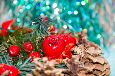 Noel çelenk Tebrik Kartı. Asma dekorasyon turkuaz eskiz masa ahşap arka plan