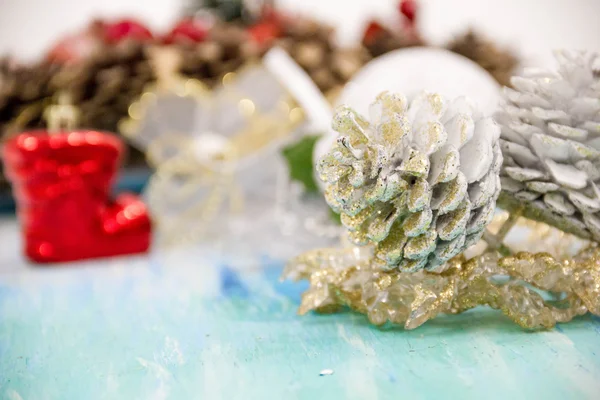 Ev için Noel süsleri. Vintage tarzı. tatiller için turkuaz eski püskü ahşap masa arka plan hazırlama kavramı. Üstten Görünüm, düz boşaltmak sloganı kısa mesaj ile yatıyordu.