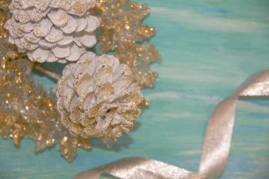 Ev için Noel süsleri. Vintage tarzı. tatiller için turkuaz eski püskü ahşap masa arka plan hazırlama kavramı. Üstten Görünüm, düz boşaltmak sloganı kısa mesaj ile yatıyordu.