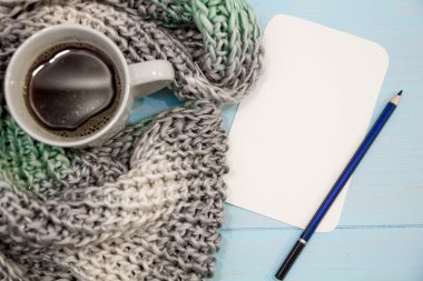 Yumuşak kış örgü kazak fincan sıcak kahve eski vintage ahşap tahta arka plan, rahat. Noel tatili evde. kopya alanı sloganı veya kısa mesaj için en iyi görünümü, düz metin için yer yatırın