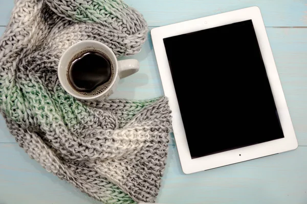 Yumuşak kış örgü kazak tablet fincan sıcak kahve eski vintage ahşap tahta arka plan, rahat. Noel tatili evde. kopya alanı sloganı veya kısa mesaj için en iyi görünümü, düz metin için yer yatırın