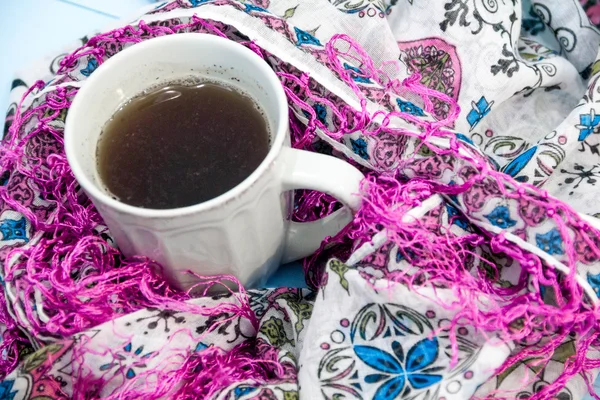 Accogliente morbido sfondo invernale, maglia maglione tazza di caffè caldo vecchio bordo di legno vintage. Vacanze di Natale a casa. posto per testo, vista dall'alto, posizione piatta con spazio di copia per slogan o messaggio di testo — Foto Stock