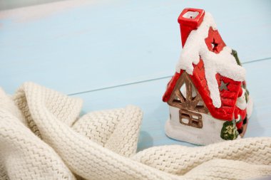 Noel süslemeleri turkuaz eski zabıt ahşap masa hazırlama kavramı. rahat örme battaniye ve kabin kavramı kış tatili. metin düz kopyalama alanı sloganı veya mesajı ile yatıyordu için yer