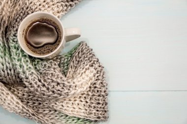 Yumuşak kış örgü kazak fincan sıcak kahve eski vintage ahşap tahta arka plan, rahat. Noel tatili evde. metin, üstten görünüm, düz lay ile kopya alanı slogan veya ileti için yer