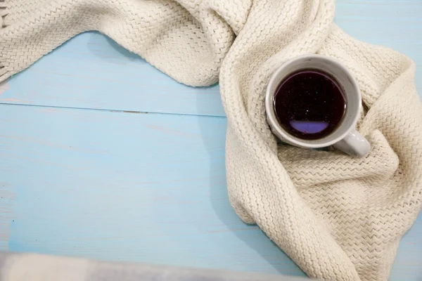 Accogliente morbido sfondo invernale, maglia maglione tazza di caffè caldo vecchio bordo di legno vintage. Vacanze di Natale a casa. posto per testo, vista dall'alto, posizione piatta con slogan spazio copia o messaggio — Foto Stock