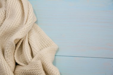 Yumuşak kış örgü kazak fincan sıcak kahve eski vintage ahşap tahta arka plan, rahat. Noel tatili evde. metin, üstten görünüm, düz lay ile kopya alanı slogan veya ileti için yer