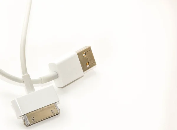 Cable de carga USB móvil de alambre blanco. 2 adaptador de enchufes de carga de teléfono móvil diferentes de USB aislado en fondo blanco — Foto de Stock