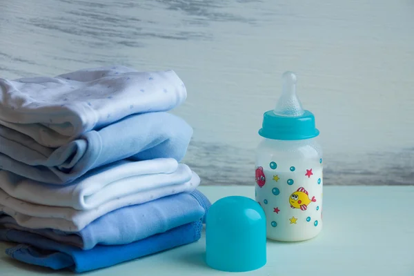 Baby fles met melk accessoires op tafel — Stockfoto