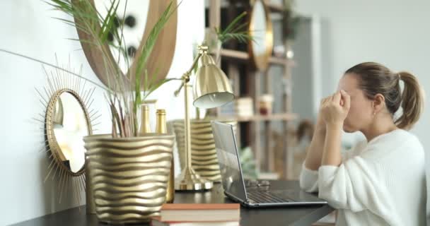 Žena pracující online z domova s notebookem. pro nový normální životní styl během karantény od covid-19 — Stock video