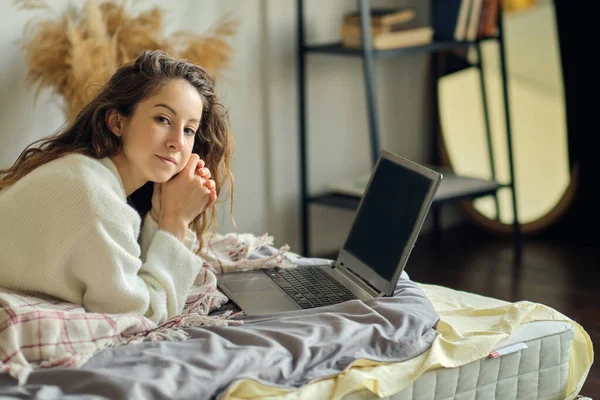 Kobieta pracuje online z domu z laptopem na łóżku dla nowego normalnego trybu życia w okresie kwarantanny z covid-19 — Zdjęcie stockowe