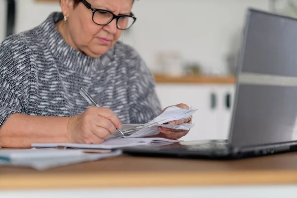 Old people, tax return and home banking. Worried senior lady paying federal taxes, doing family budget. Elderly hispanic person and stress. Concept of money, finance, financial problems — Stock Photo, Image