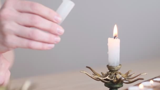 Lidská ruka zapaluje svíčku. Modlitba, víra, náboženství. selektivní zaměření — Stock video