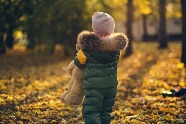 Cute little boy playing outdoors. Happy child walking in autumn park. Toddler baby boy wears trendy jacket. Autumn fashion. Stylish child outside. — Stock Photo, Image
