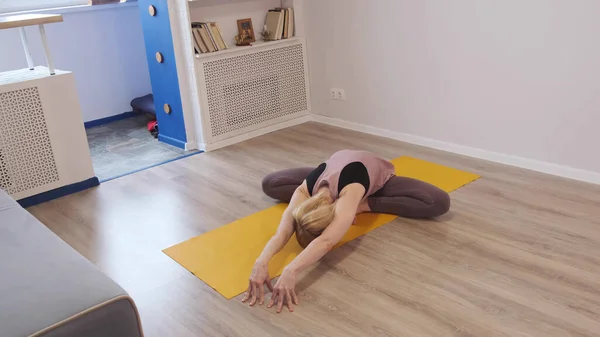 Mulher a meditar. jovem fazendo exercício de ioga em casa para o alívio do estresse relaxante do trabalho. — Fotografia de Stock