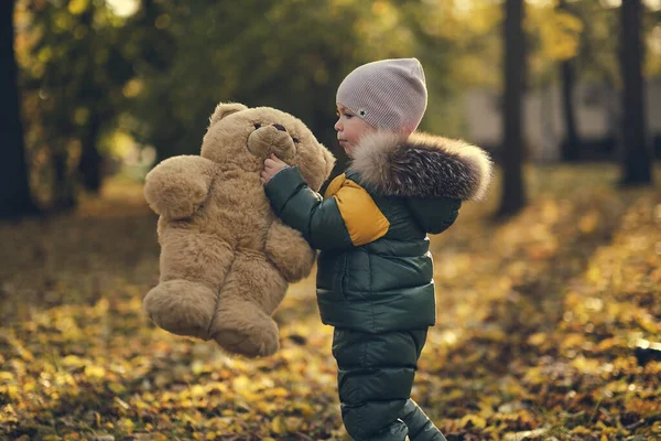 Cute little boy playing outdoors. Happy child walking in autumn park. Toddler baby boy wears trendy jacket. Autumn fashion. Stylish child outside. — Stock Photo, Image