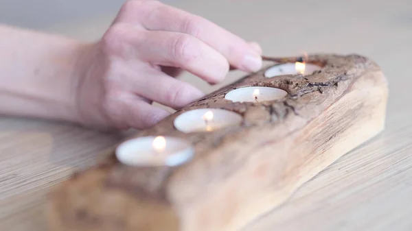 Mano humana encendiendo la vela. Oración, fe, concepto religioso. enfoque selectivo — Foto de Stock