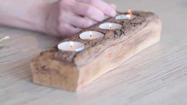 Mano humana encendiendo la vela. Oración, fe, concepto religioso. enfoque selectivo — Foto de Stock