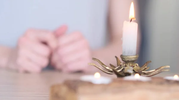 Mano humana encendiendo la vela. Oración, fe, concepto religioso. enfoque selectivo — Foto de Stock
