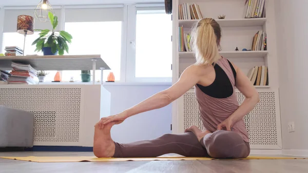 Mujer meditando. mujer joven haciendo ejercicio de yoga en casa para aliviar el estrés relajándose del trabajo. — Foto de Stock
