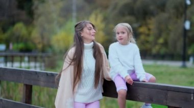 Anne küçük kızı kucaklıyor... nesiller arası ilişki kavramı. Aşk yoluyla eğitim. Yavaş çekim görüntüleri