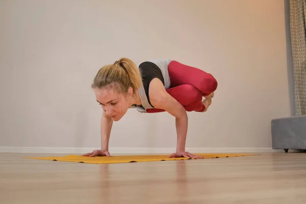 Kadın meditasyonu. Evde yoga yapan genç bir kadın işten dolayı stres atmak için egzersiz yapıyor.. — Stok fotoğraf
