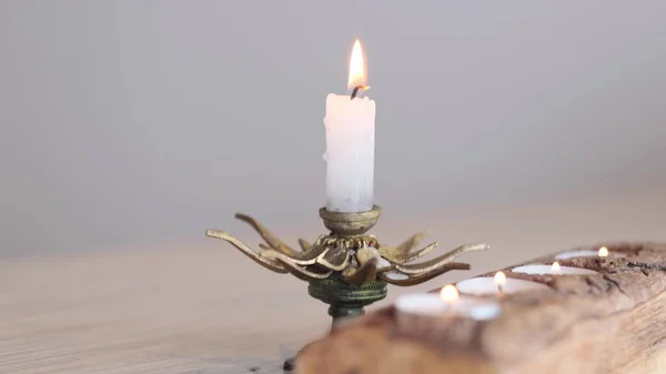 Mano humana encendiendo la vela. Oración, fe, concepto religioso. enfoque selectivo — Foto de Stock