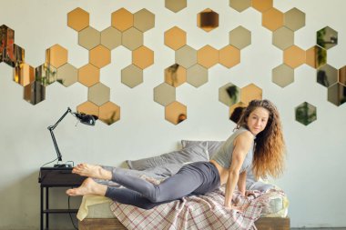 Zarif bir kadın evinde kendini sahnede tanıtarak dans ediyor. Mutlu kadın dansı evde eğlencenin ve stresten uzak konseptin tadını çıkar. Özgürlük ve kendini kabul etme kavramı. terapi olarak dans et