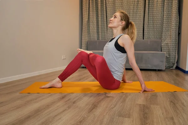 Kadın meditasyonu. Evde yoga yapan genç bir kadın işten dolayı stres atmak için egzersiz yapıyor.. — Stok fotoğraf