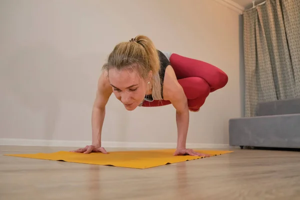Una donna che medita. giovane donna che fa esercizio di yoga a casa per alleviare lo stress rilassante dal lavoro. — Foto Stock