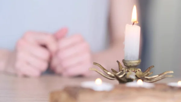 Mano humana encendiendo la vela. Oración, fe, concepto religioso. enfoque selectivo — Foto de Stock