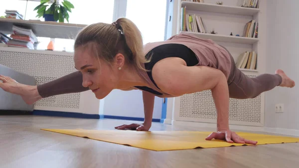 Una donna che medita. giovane donna che fa esercizio di yoga a casa per alleviare lo stress rilassante dal lavoro. — Foto Stock