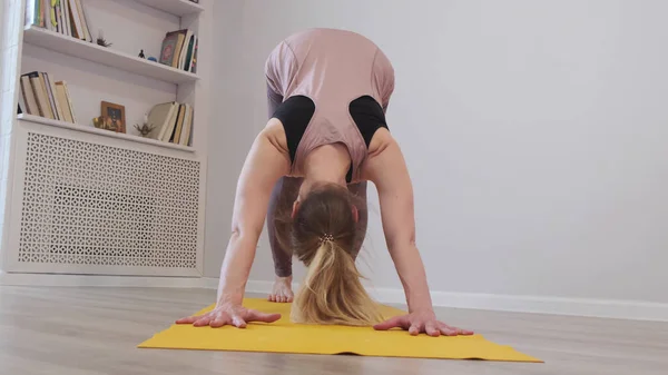 Mujer meditando. mujer joven haciendo ejercicio de yoga en casa para aliviar el estrés relajándose del trabajo. — Foto de Stock