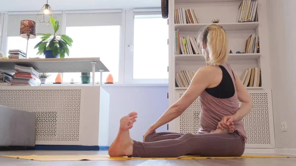 Žena medituje. mladá žena dělá jóga cvičení doma pro zmírnění stresu relaxaci z práce. — Stock fotografie