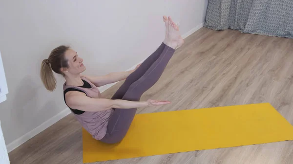 Mujer meditando. mujer joven haciendo ejercicio de yoga en casa para aliviar el estrés relajándose del trabajo. — Foto de Stock