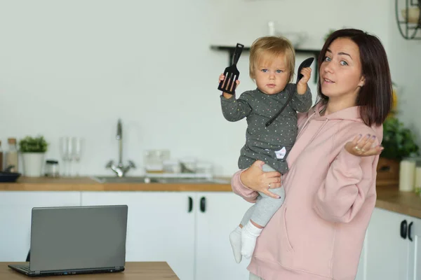 Mor och barn kysser och kramas hemma. Glad leende familjeporträtt. Lycklig familj. Mamma och hennes barn ha kul tillsammans i köket, kost, bantningskoncept. — Stockfoto