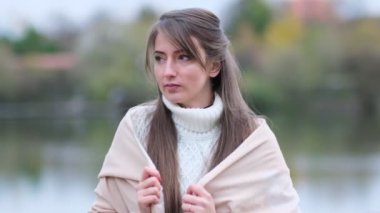 Güzel genç bir kadın altın gün batımında dışarıda duruyor. Kızıl Saçlı Güzel Genç Kadın 'ın Portresi Kameraya Bakıyor ve Çekici Gülümsüyor